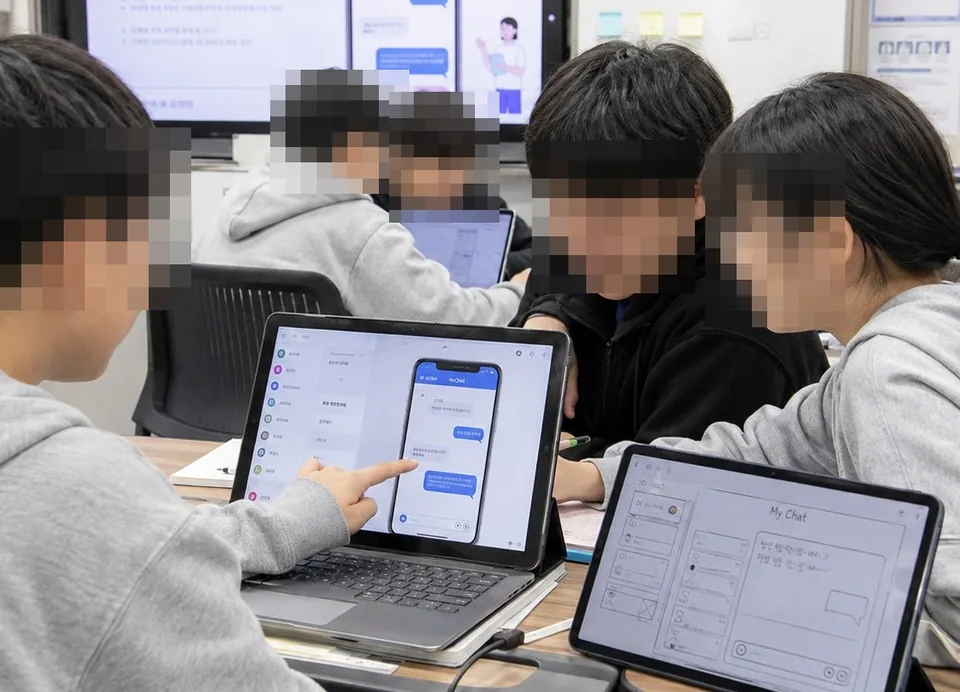 학생들이 노트북으로 앱을 만드는 모습