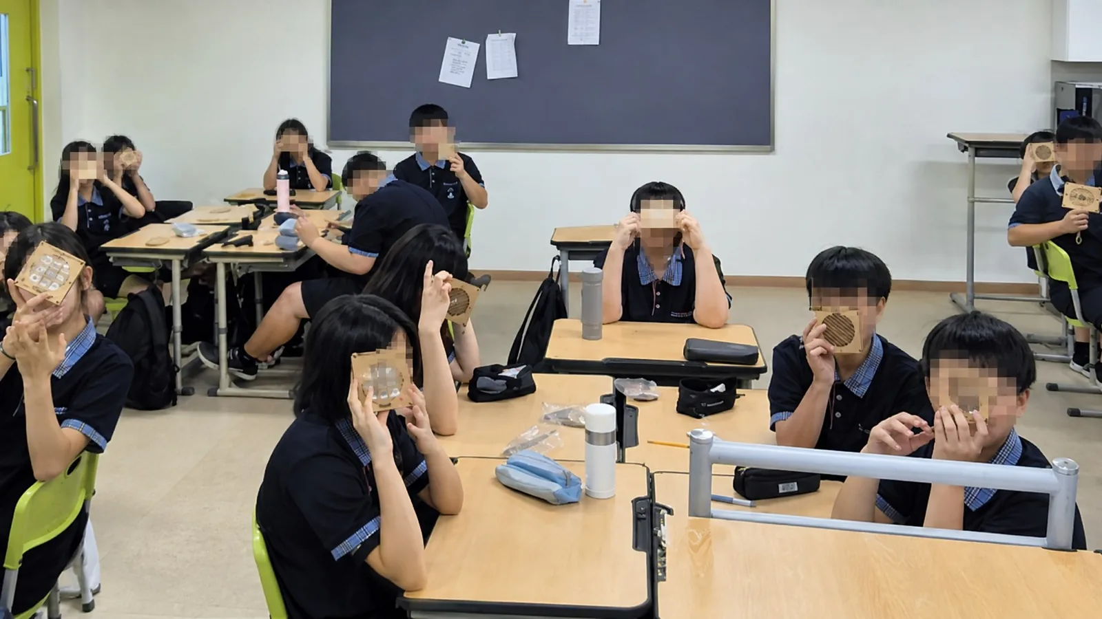 학생들이 완성한 교구를 들어 보이는 교실